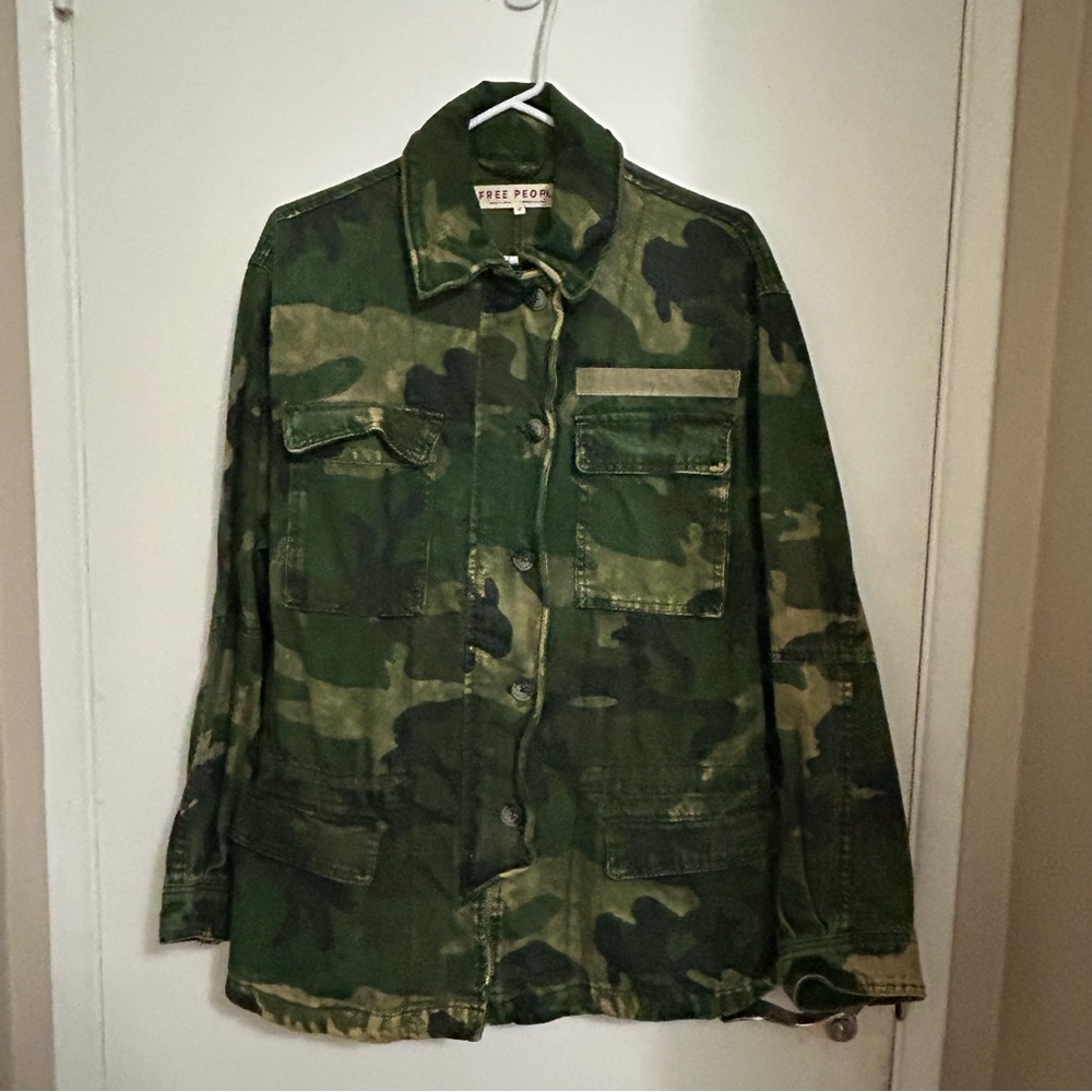 FREE PEOPLE SEIZE THE DAY UTILITY JACKET IN GREEN CAMO SIZE XS